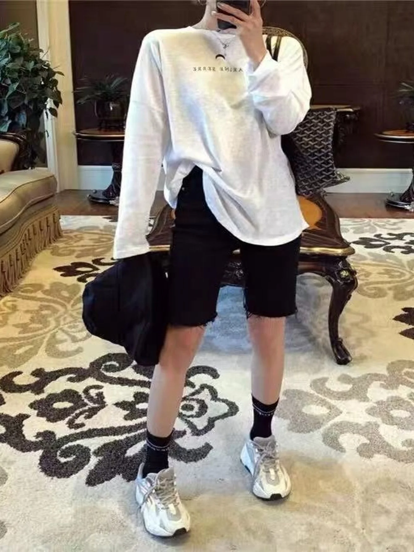 Джинсовые шорты унисекс в стиле стритвир, черные, облегающие, минималистичные, без аксессуаров и ремней.
Джинсовые шорты унисекс в стиле стритвир, черные, облегающие, минималистичные, без аксессуаров и ремней.