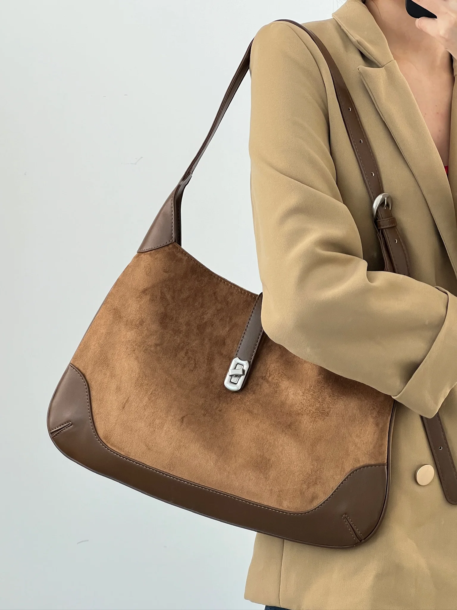 Large Capacity Suede Fabric Fashion Handbag Single Shoulder Bag Stylish Portable Bag for Everyday Use
Large Capacity Suede Fabric Fashion Handbag Single Shoulder Bag Stylish Portable Bag for Everyday Use