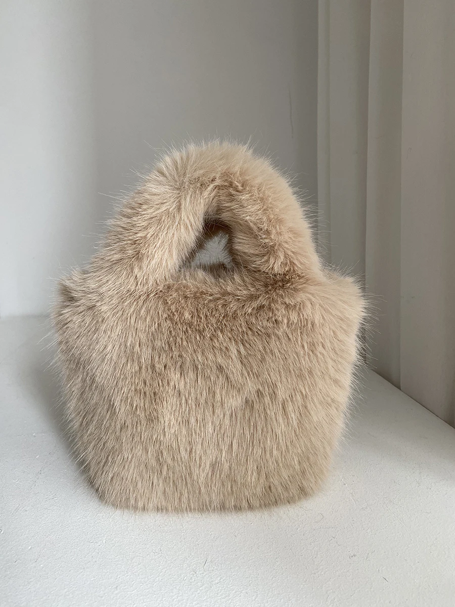 Adorable Long Plu Fur Tote Bag Women's Autumn Winter Handbag Soft Handle Crossbody Chain Bag Korean Sle Buet Bag
Adorable Long Plu Fur Tote Bag Women's Autumn Winter Handbag Soft Handle Crossbody Chain Bag Korean Sle Buet Bag