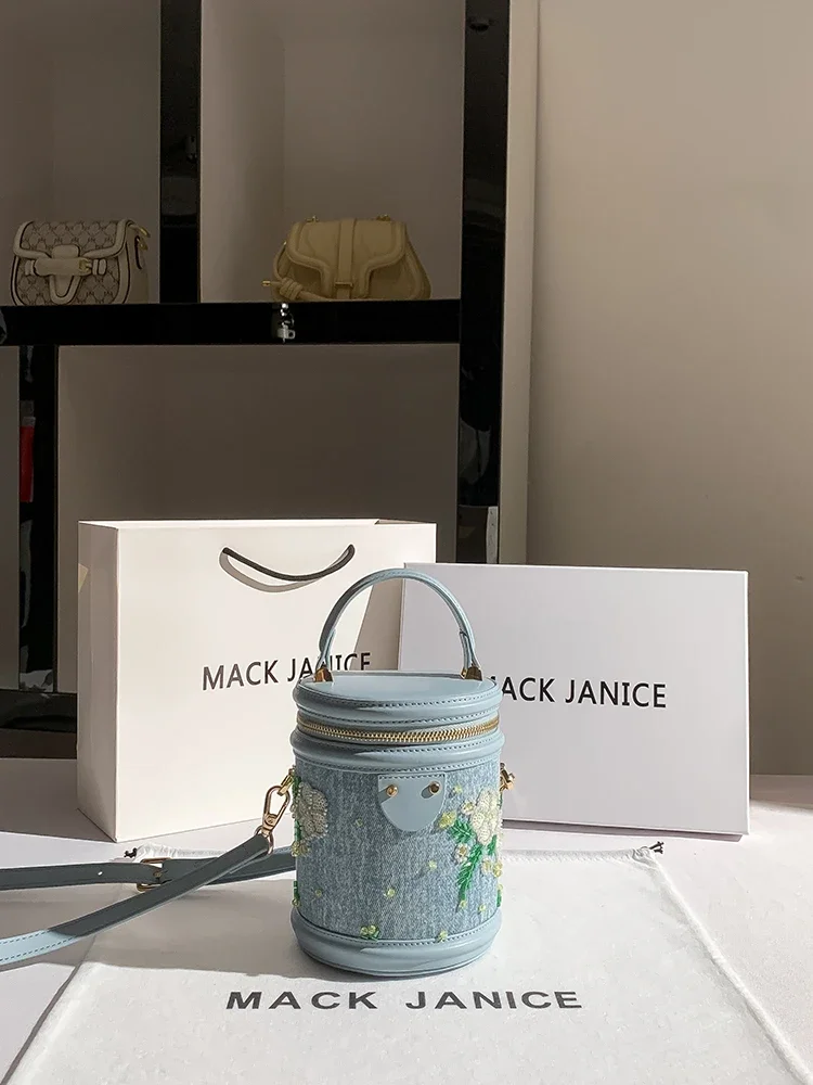 Popular and Luxury Bucket Bag with Luxury Decoration Embroidery Printing Girl Stylish and Newly Trendy Handheld Crossbody Bag
Popular and Luxury Bucket Bag with Luxury Decoration Embroidery Printing Girl Stylish and Newly Trendy Handheld Crossbody Bag