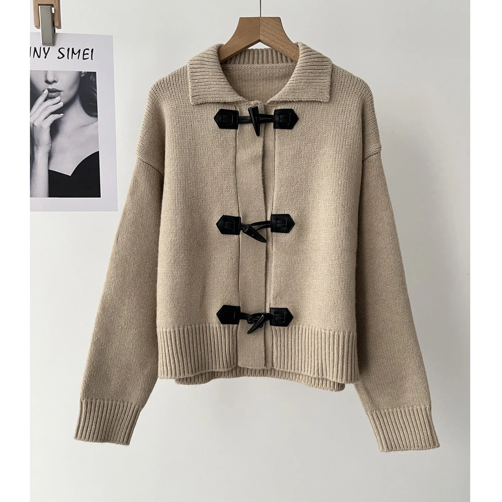 Женская одежда в студенческом стиле, повседневный ленивый стиль, короткая версия, вязаный кардиган с роговой пряжкой, осень 16a-6002 
Женская одежда в студенческом стиле, повседневный ленивый стиль, короткая версия, вязаный кардиган с роговой пряжкой, осень 16a-6002