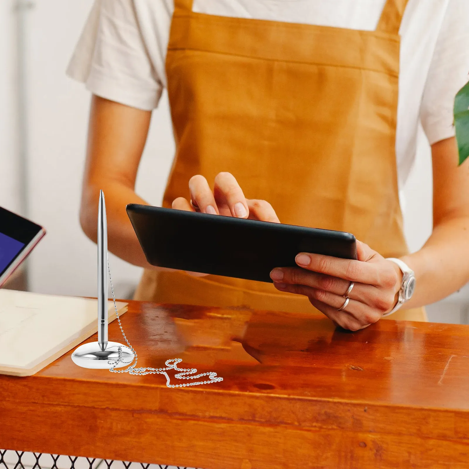 Настольная шариковая ручка из изысканного металла для деловых записей, вертикальная конструкция для использования на столе в офисе, банке, отеле
Настольная шариковая ручка из изысканного металла для деловых записей, вертикальная конструкция для использования на столе в офисе, банке, отеле