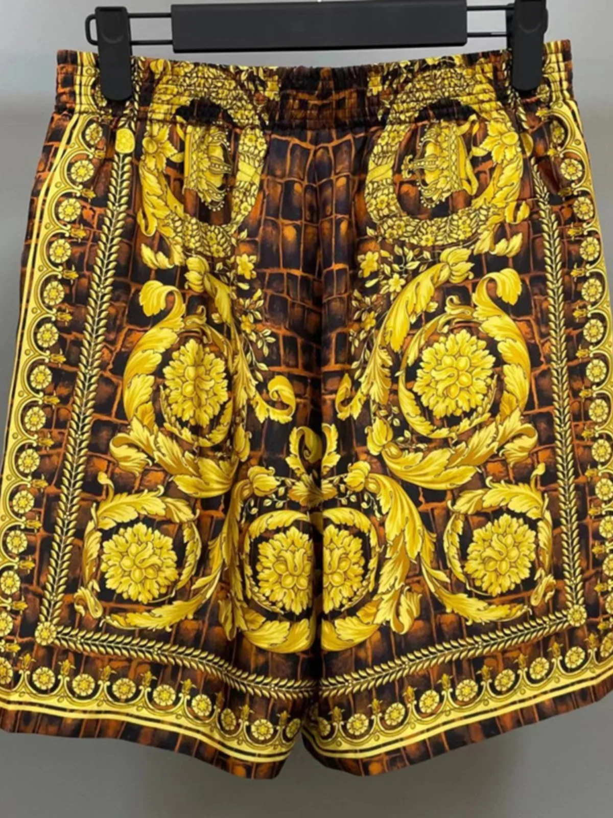 Летние повседневные шелковые шорты с принтом под крокодила и цветочным узором в стиле барокко, мужские прямые пляжные брюки с высокой талией
Летние повседневные шелковые шорты с принтом под крокодила и цветочным узором в стиле барокко, мужские прямые пляжные брюки с высокой талией