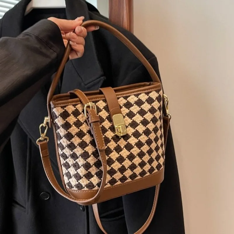 Ladies Fashion Messenger Bag Luxury Brand Diaper Bag Minimalist Leather Large Capacity Elegant Vintage Shoulder Bag
Ladies Fashion Messenger Bag Luxury Brand Diaper Bag Minimalist Leather Large Capacity Elegant Vintage Shoulder Bag
