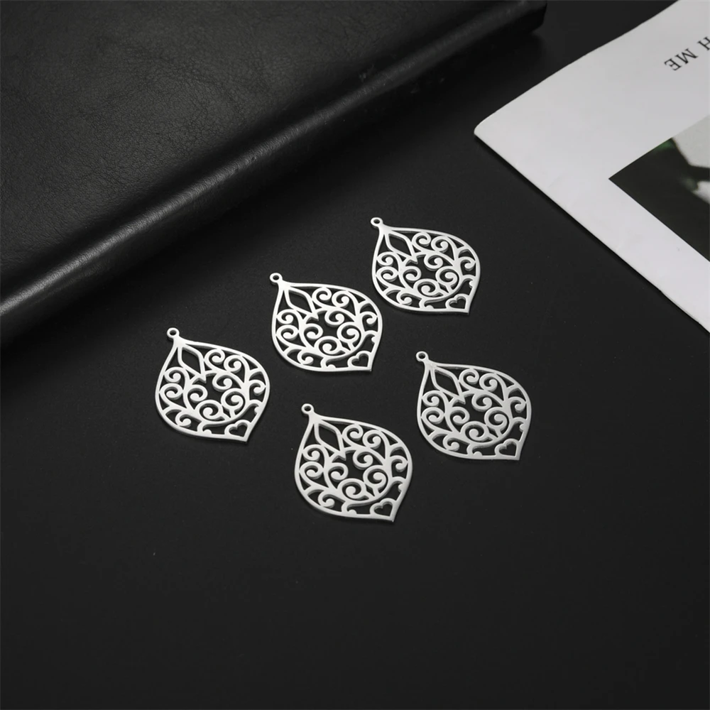 Wholesale 5pcs/Lot Hollowed Leaf-Shaped Pendants For Jewelry Making Stainless Steel Earrings Charms Diy Accessories 25.5x35.5mm
Wholesale 5pcs/Lot Hollowed Leaf-Shaped Pendants For Jewelry Making Stainless Steel Earrings Charms Diy Accessories 25.5x35.5mm