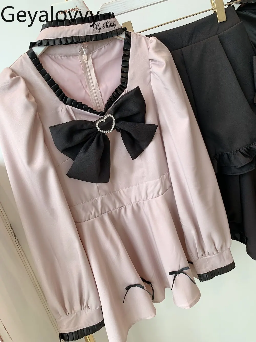 Japanese Sweet Cute Girls Preppy-style Two-piece Set Bow Long-sleeved High-waisted Slimming Dress and Ruffled Shorts Outfits
Japanese Sweet Cute Girls Preppy-style Two-piece Set Bow Long-sleeved High-waisted Slimming Dress and Ruffled Shorts Outfits