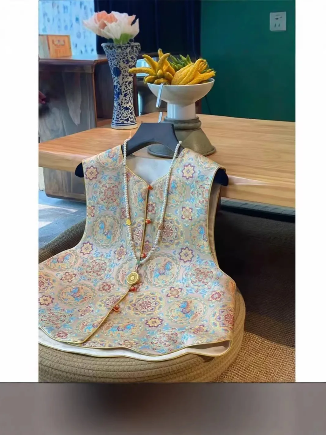 Reversible Vest Vintage Brocade Jacquard Waistcoat Traditional Chinese Floral Blouse Sleeveless Layered Elegant Gilet
Reversible Vest Vintage Brocade Jacquard Waistcoat Traditional Chinese Floral Blouse Sleeveless Layered Elegant Gilet