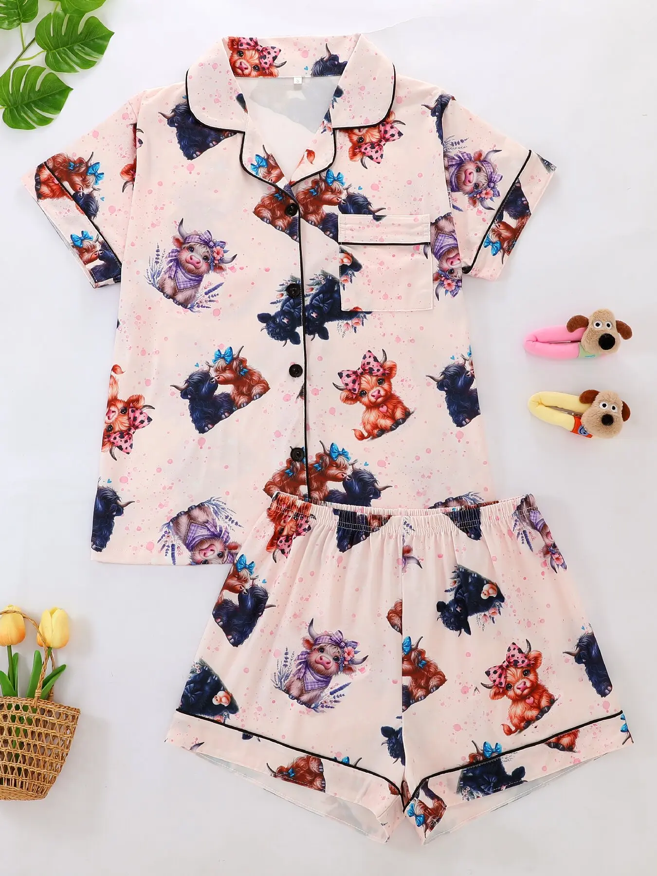 2-piece pajama set with sweet calf cartoons. It includes a collared short-sleeved shirt and loose, elastic shorts. Cool for summ
2-piece pajama set with sweet calf cartoons. It includes a collared short-sleeved shirt and loose, elastic shorts. Cool for summ