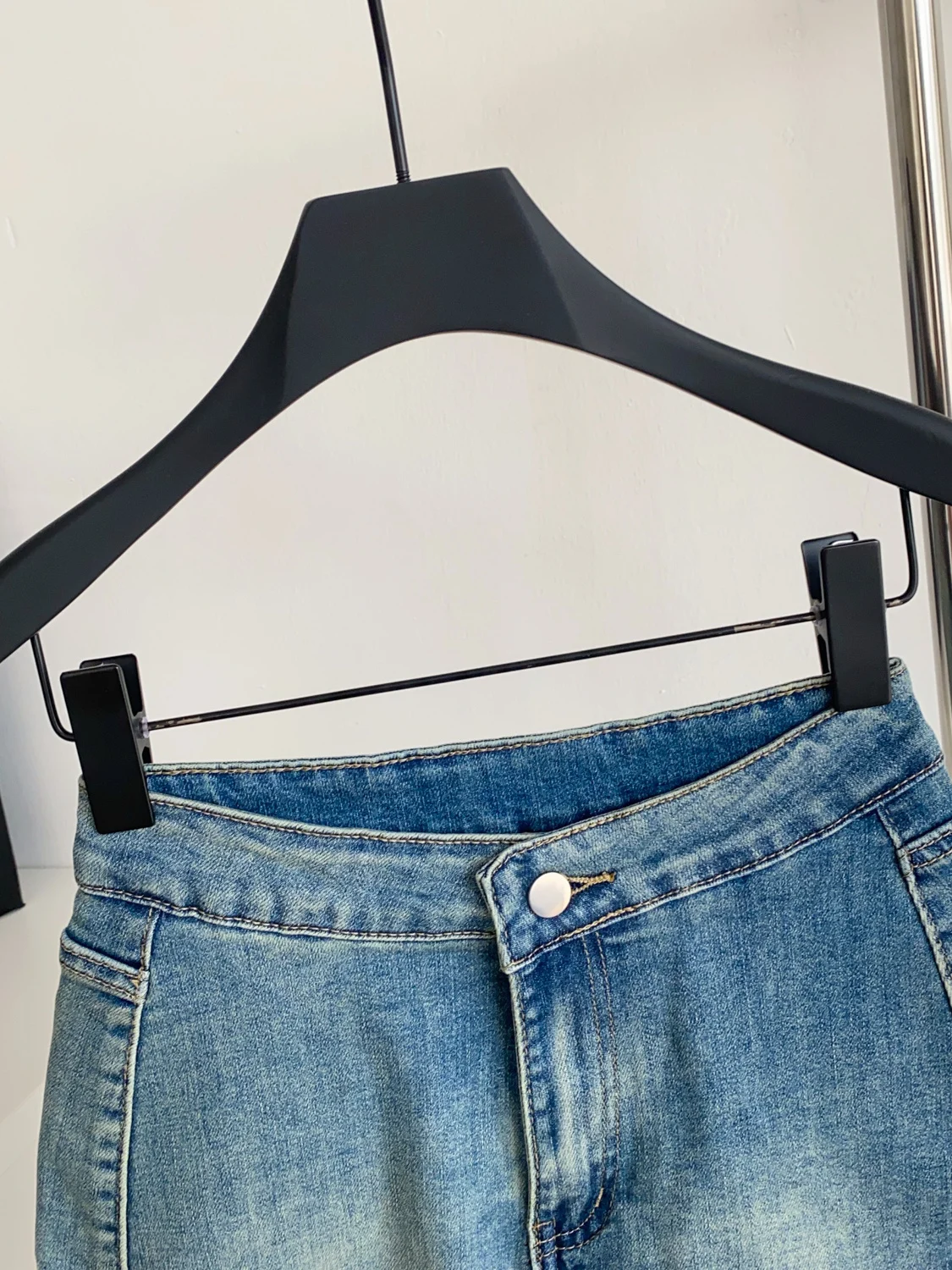 Summer High Waist Denim orts Women's Slim Fit Casual Versatile A-Line Hot Pants Wave Design Comfortable All Season
Summer High Waist Denim orts Women's Slim Fit Casual Versatile A-Line Hot Pants Wave Design Comfortable All Season