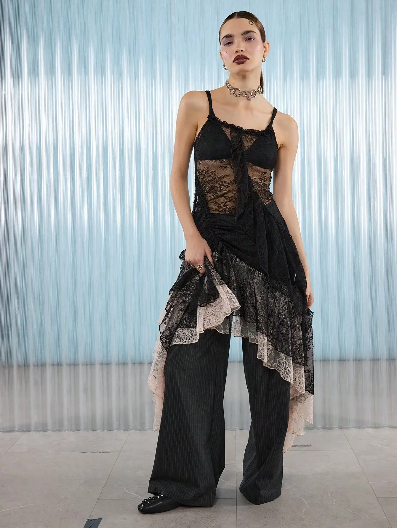 Черное асимметричное кружевное платье-комбинация с многослойными оборками для вечерних выходов
Черное асимметричное кружевное платье-комбинация с многослойными оборками для вечерних выходов