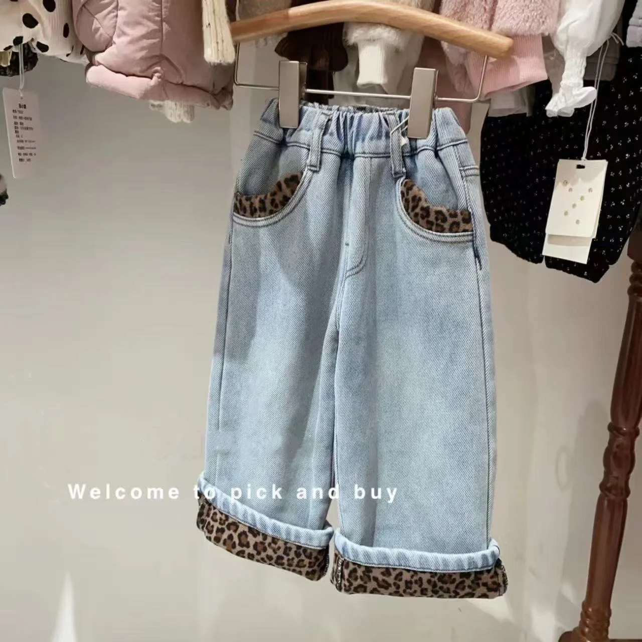 Autumn and Winter Baby Girls Leopard Print One-piece Velvet Jeans New Children's Straight Thickened Wide Leg Jeans
Autumn and Winter Baby Girls Leopard Print One-piece Velvet Jeans New Children's Straight Thickened Wide Leg Jeans