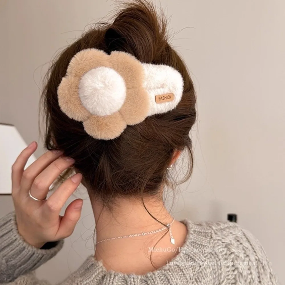 Flyaway Hair Sweet Plush Flower Hair Clip Cute Fashion Headwear Accessories Soft Large Duckbill Clip Back Head
Flyaway Hair Sweet Plush Flower Hair Clip Cute Fashion Headwear Accessories Soft Large Duckbill Clip Back Head