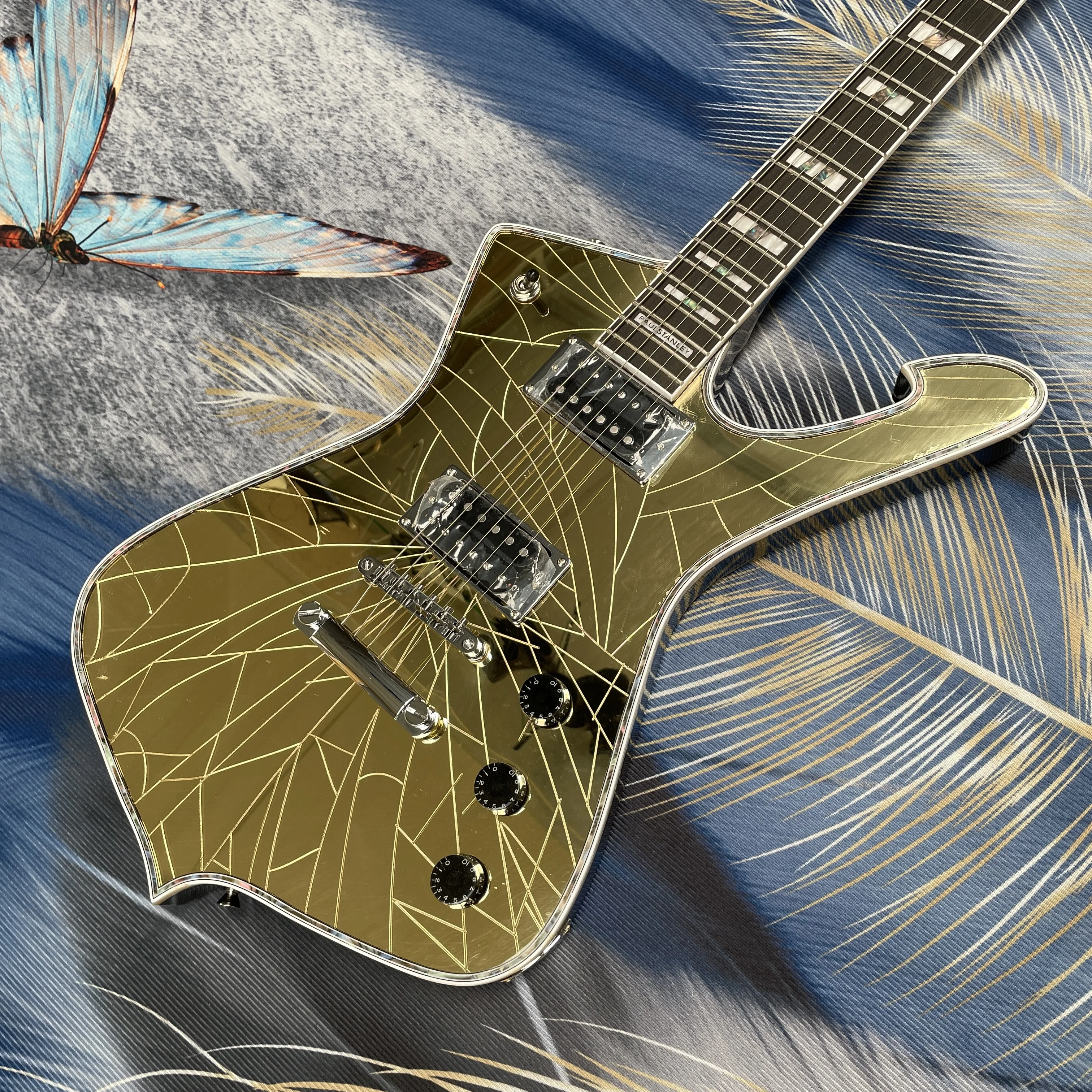 6-string golden shattered mirror finish electric guitar. High-gain pickup, smooth-playing guitars. Ideal for beginners guitarra.
6-string golden shattered mirror finish electric guitar. High-gain pickup, smooth-playing guitars. Ideal for beginners guitarra.
