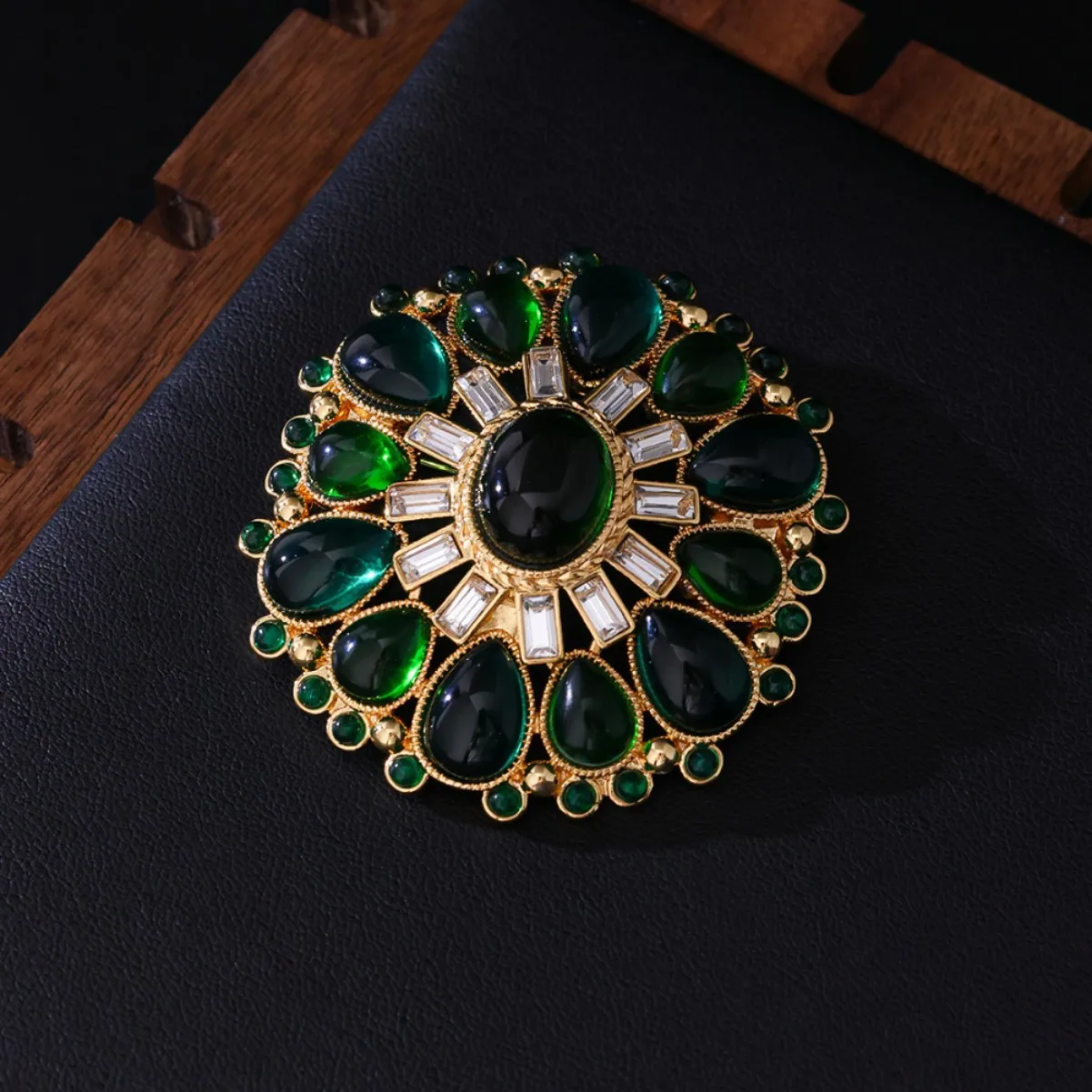 Vintage Geometric Brooch 24k Gold Flower Emerald Brooch Copper Diamond Clothing Accessory Jewelry Birthday Gifts for Women
Vintage Geometric Brooch 24k Gold Flower Emerald Brooch Copper Diamond Clothing Accessory Jewelry Birthday Gifts for Women
