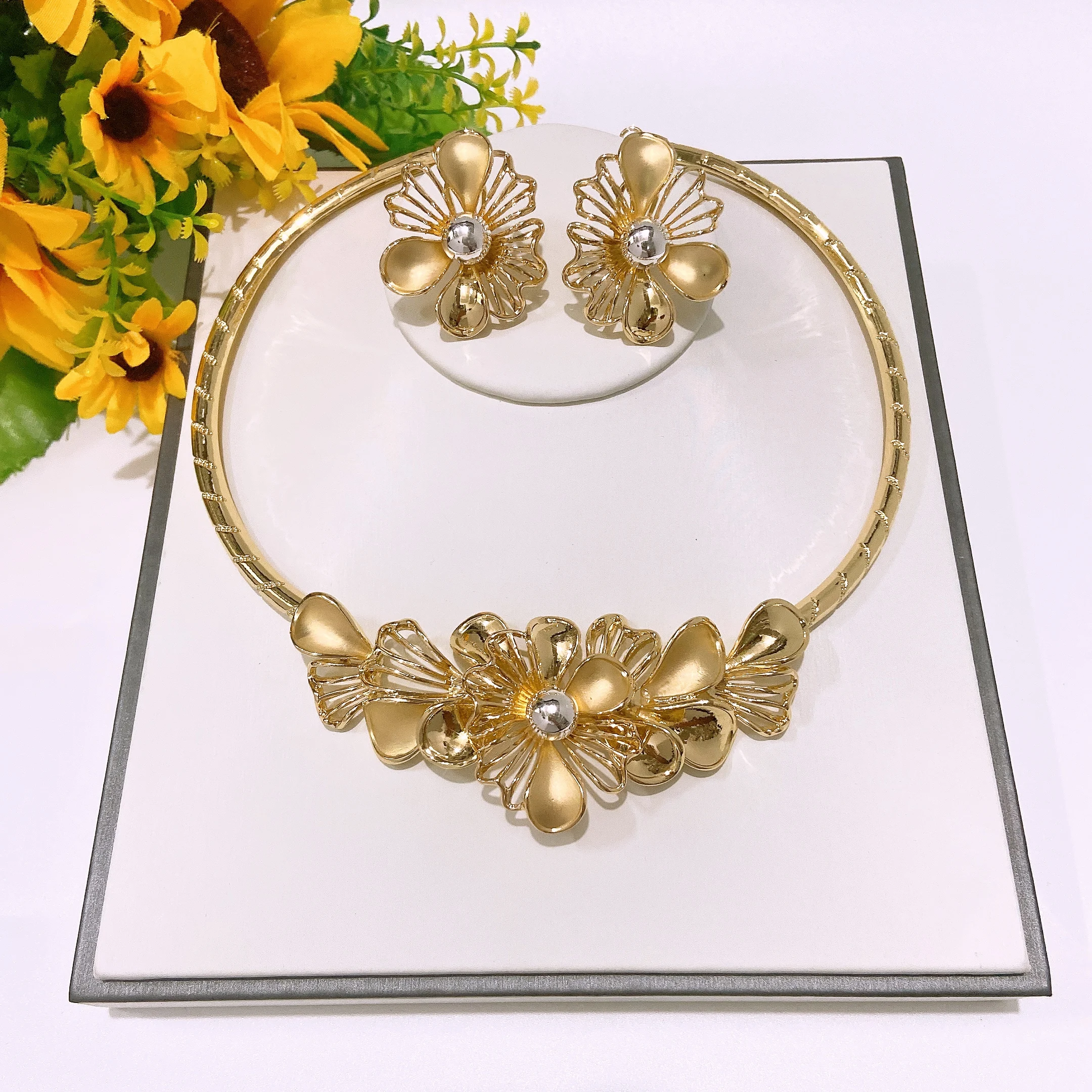 Новый модный роскошный позолоченный комплект ювелирных изделий для женщин, свадебные итальянские комплекты ювелирных изделий, ожерелье невесты, серьги, ювелирные изделия, подарки
Новый модный роскошный позолоченный комплект ювелирных изделий для женщин, свадебные итальянские комплекты ювелирных изделий, ожерелье невесты, серьги, ювелирные изделия, подарки