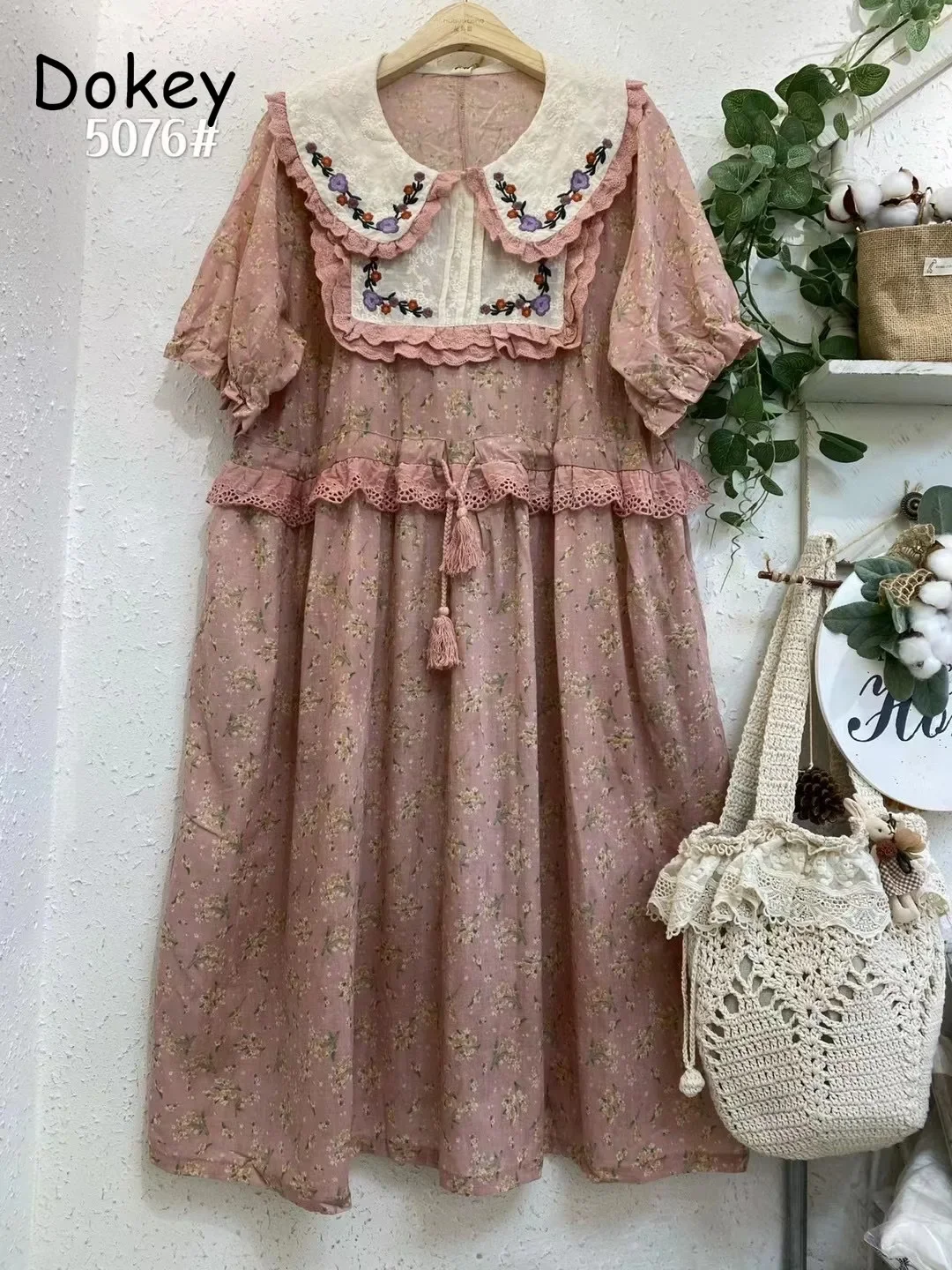 Платье женское хлопково-льняное средней длины с коротким рукавом и воротником «Питер Пэн»
Платье женское хлопково-льняное средней длины с коротким рукавом и воротником «Питер Пэн»