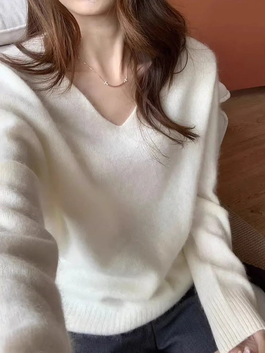 Women's V-Neck Knitted Sweater Base Layer Loose Fit Autumn Winter INS Style Inner Wear Versatile Base Layer Woolen Top
Women's V-Neck Knitted Sweater Base Layer Loose Fit Autumn Winter INS Style Inner Wear Versatile Base Layer Woolen Top
