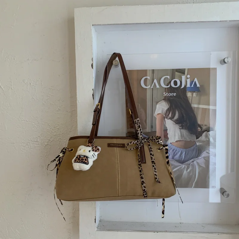 High-end niche retro underarm bag for women2025New Autumn and Winter Shoulder Bag Maillard Fashion Tote Bag
High-end niche retro underarm bag for women2025New Autumn and Winter Shoulder Bag Maillard Fashion Tote Bag