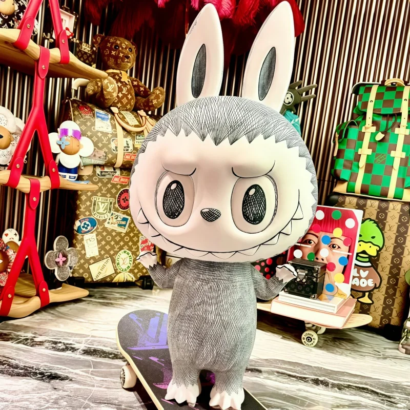 Подлинная Labubu Mega LABUBU 400% эскиз, большая фигурка, модный тренд, украшение для рабочего стола, Kawaii, хорошие подарки на день рождения, подарки, игрушки
Подлинная Labubu Mega LABUBU 400% эскиз, большая фигурка, модный тренд, украшение для рабочего стола, Kawaii, хорошие подарки на день рождения, подарки, игрушки