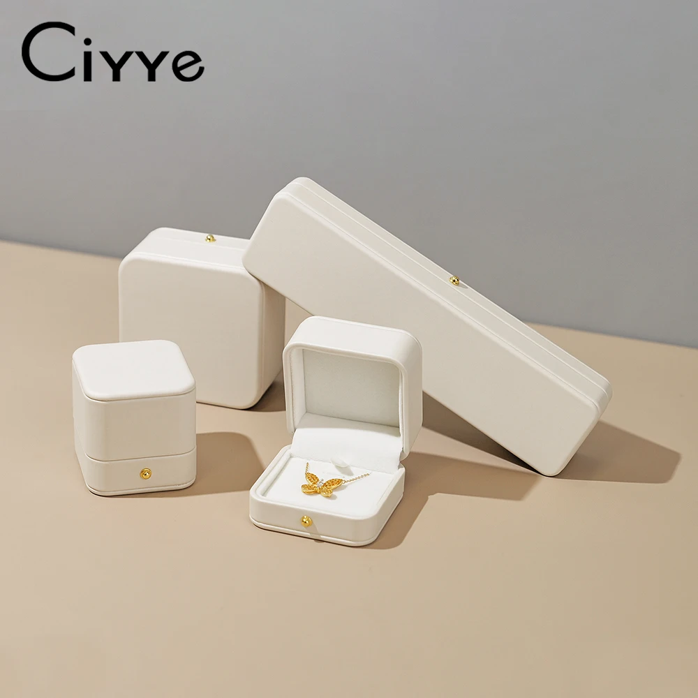 Ciyye из искусственной кожи, белая шкатулка для драгоценностей, органайзер для ювелирных изделий, кольцо, серьги, ожерелье, браслет, коробка для хранения, портативный реквизит для хранения ювелирных изделий
Ciyye из искусственной кожи, белая шкатулка для драгоценностей, органайзер для ювелирных изделий, кольцо, серьги, ожерелье, браслет, коробка для хранения, портативный реквизит для хранения ювелирных изделий