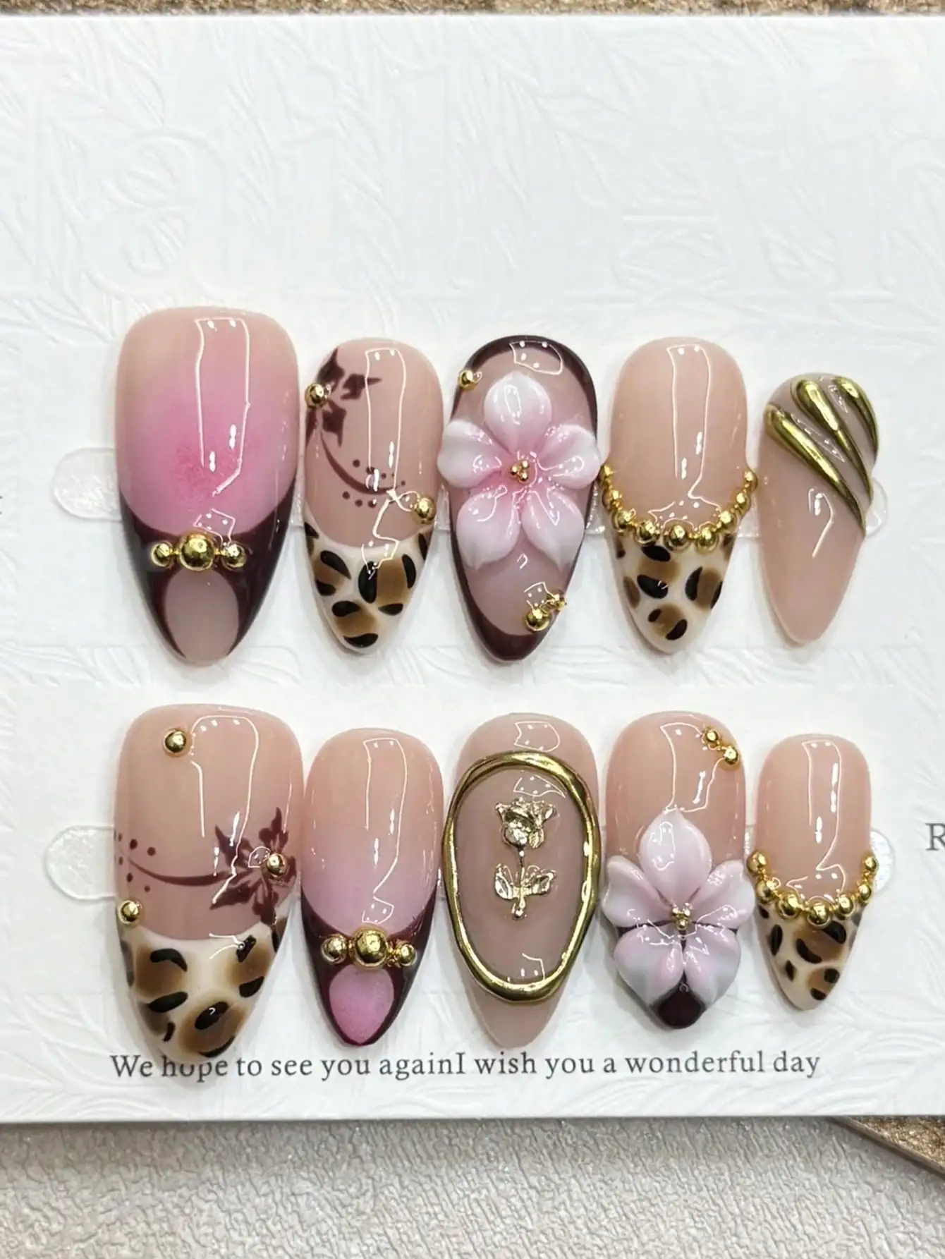 10pcs French Leopard Print Almond Shaped 3D Carved Glamorous Y2K Metallic Gilded Studded Handmade Press-On Nail Tips. Nail Art Supplies.
10pcs French Leopard Print Almond Shaped 3D Carved Glamorous Y2K Metallic Gilded Studded Handmade Press-On Nail Tips. Nail Art Supplies.