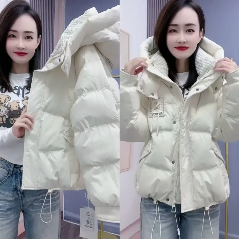 2025 Высококачественная пуховая хлопковая куртка, женская короткая темпераментная повседневная универсальная свободная толстая теплая парка с капюшоном, женское пальто 
2025 Высококачественная пуховая хлопковая куртка, женская короткая темпераментная повседневная универсальная свободная толстая теплая парка с капюшоном, женское пальто
