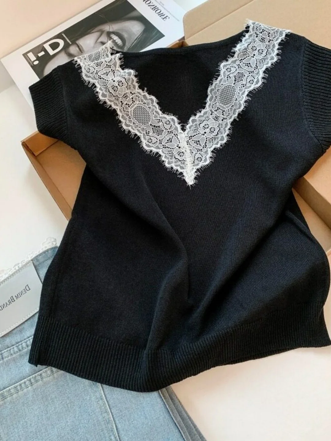 High-End Women's Lace Splice V-Neck Knitted Top Summer Thin Slimming Personality Soft Polyester Fiber Short Sleeve T-Shirt
High-End Women's Lace Splice V-Neck Knitted Top Summer Thin Slimming Personality Soft Polyester Fiber Short Sleeve T-Shirt