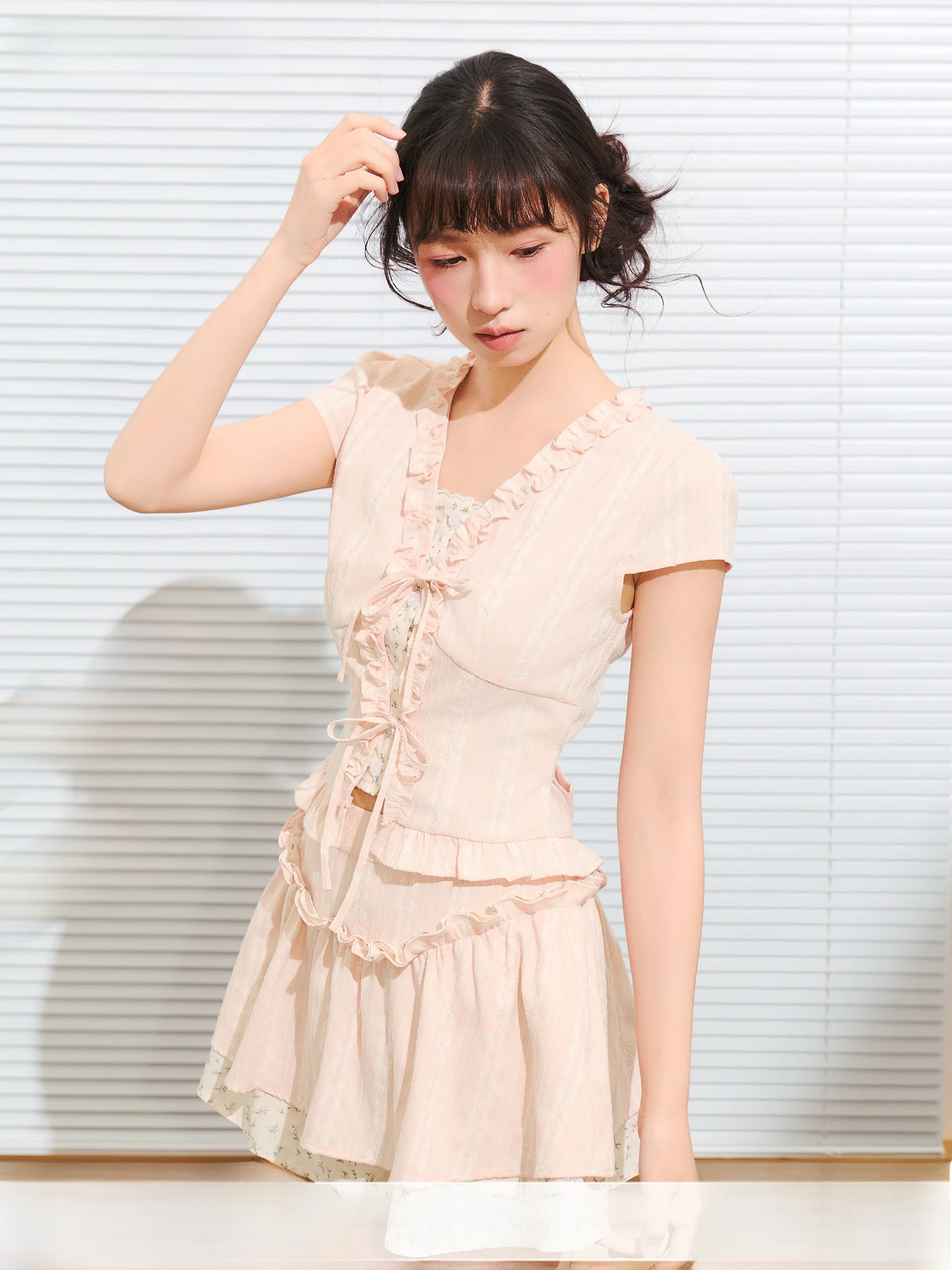 Sweet Style V-Neck Shirt Waist Cinching Floral Lace Trim Two-Piece Set Umoumo Summer Korean Fashion Slim Fit Polyester Blend
Sweet Style V-Neck Shirt Waist Cinching Floral Lace Trim Two-Piece Set Umoumo Summer Korean Fashion Slim Fit Polyester Blend