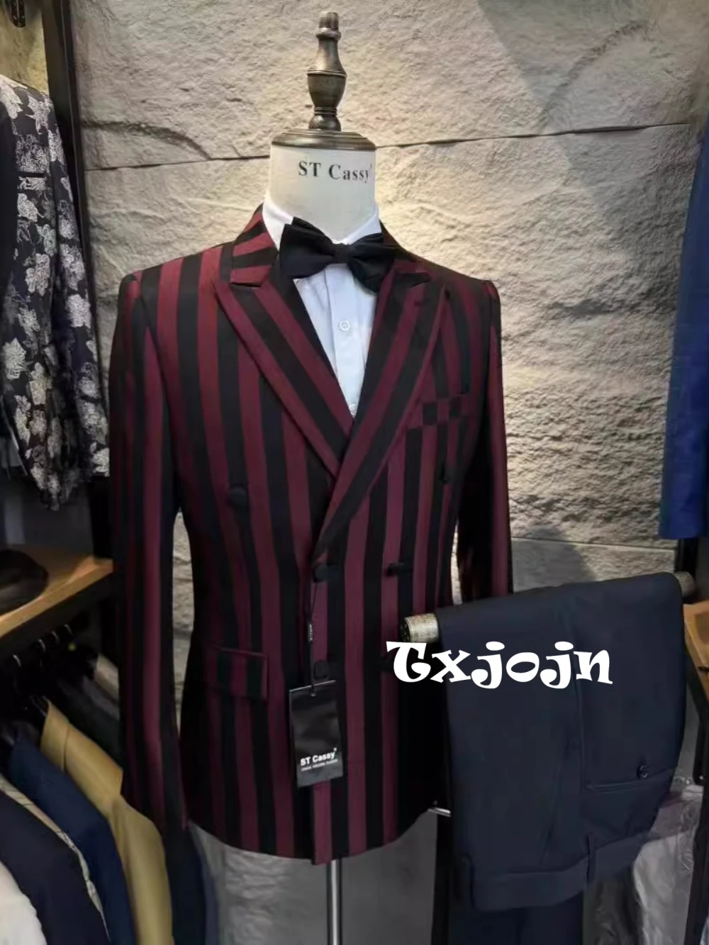 Hot Sale Men's Striped Suits 2 Pieces Blazer Pants Birthday Prom Wear Classy Fashion Double Breasted Suit Set For Men Customized
Hot Sale Men's Striped Suits 2 Pieces Blazer Pants Birthday Prom Wear Classy Fashion Double Breasted Suit Set For Men Customized