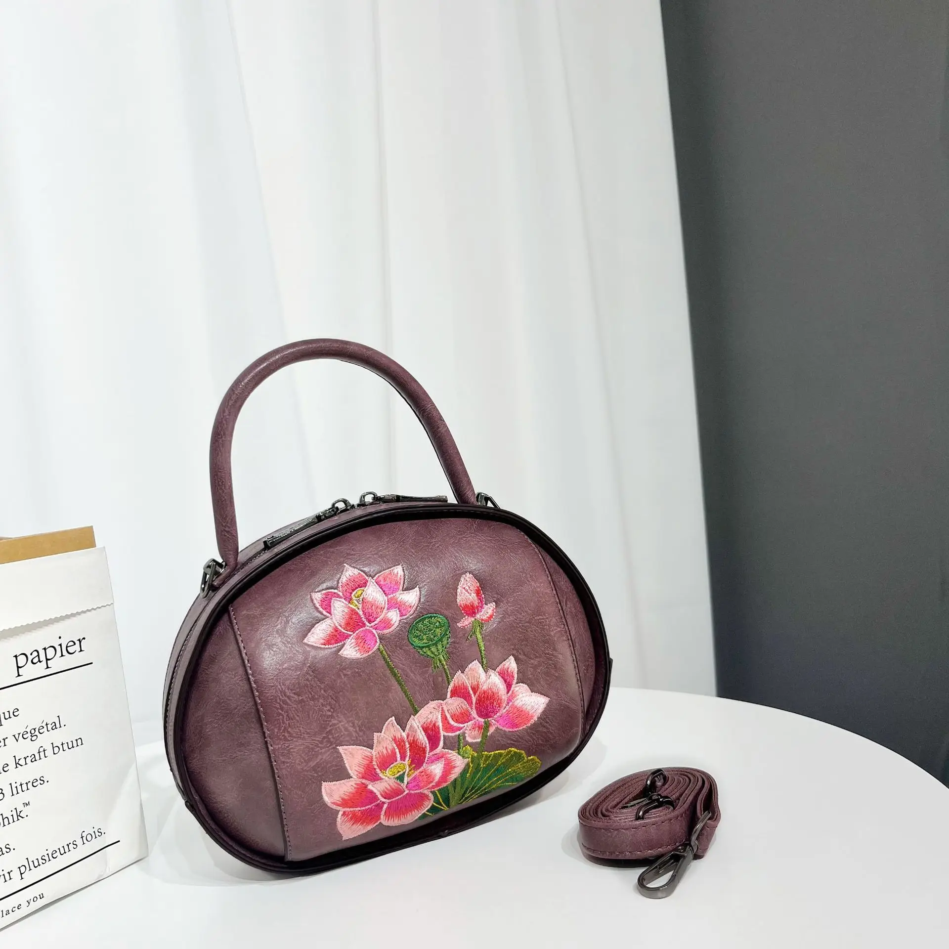 Embroidered Handbag Floral Print Shopping Fashionable Crossbody Phone Bag for Middle-Aged Women Artistic National Style Shoul...
Embroidered Handbag Floral Print Shopping Fashionable Crossbody Phone Bag for Middle-Aged Women Artistic National Style Shoul...