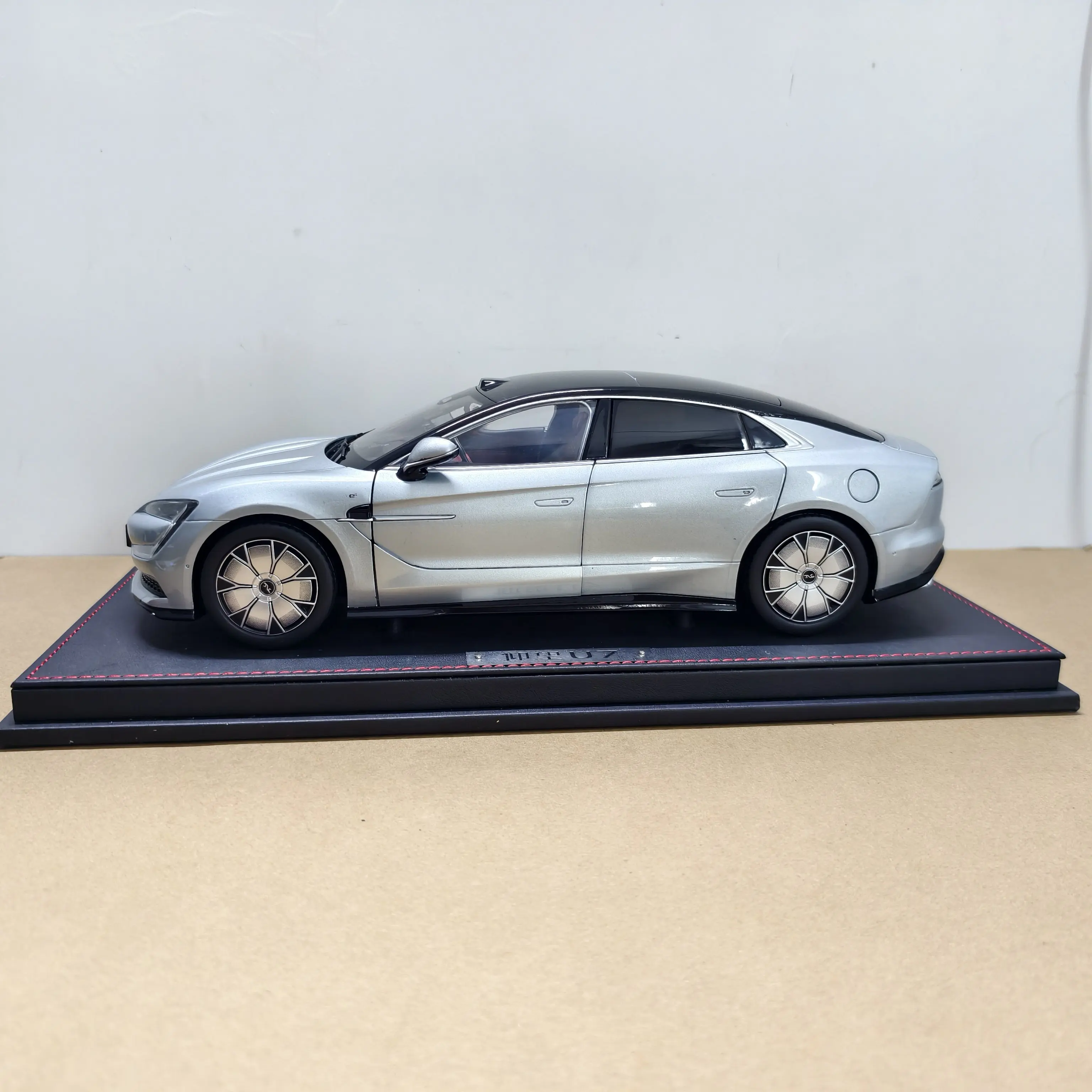 Byd Yangwang U7 1:18 Alloy Realistic High-End Sports Car Model Collectible For Vehicle Enthusiasts Desktop Display Collection
Byd Yangwang U7 1:18 Alloy Realistic High-End Sports Car Model Collectible For Vehicle Enthusiasts Desktop Display Collection