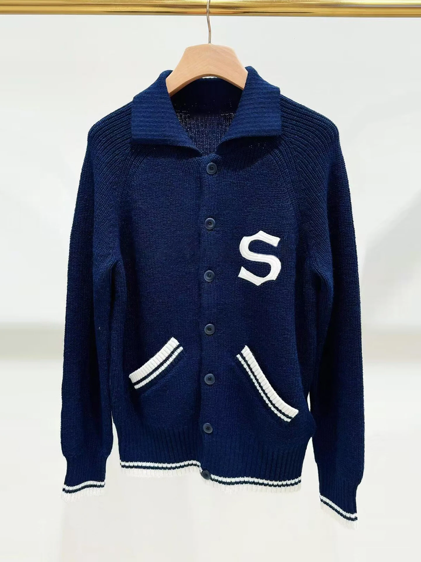 S Home Nan You High End Women's Knitted Cardigan Casual Versatile Turn-down Collar Outerwear Top for Autumn 2025
S Home Nan You High End Women's Knitted Cardigan Casual Versatile Turn-down Collar Outerwear Top for Autumn 2025
