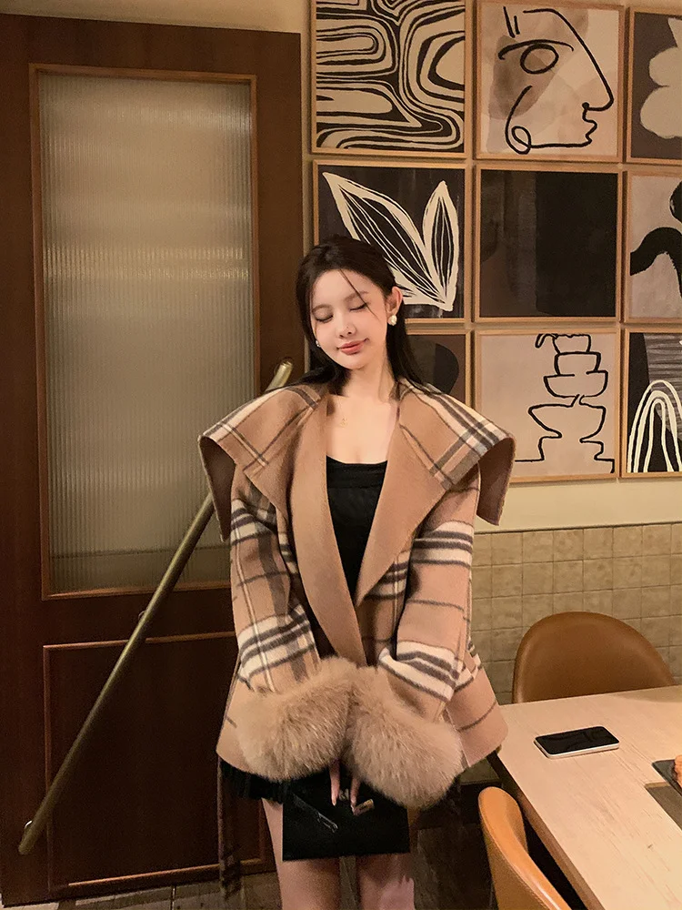 Hot selling fashion plaid cape 2025 autumn and winter new high-end woolen double-sided cashmere coat women's fox fur cuff coat
Hot selling fashion plaid cape 2025 autumn and winter new high-end woolen double-sided cashmere coat women's fox fur cuff coat