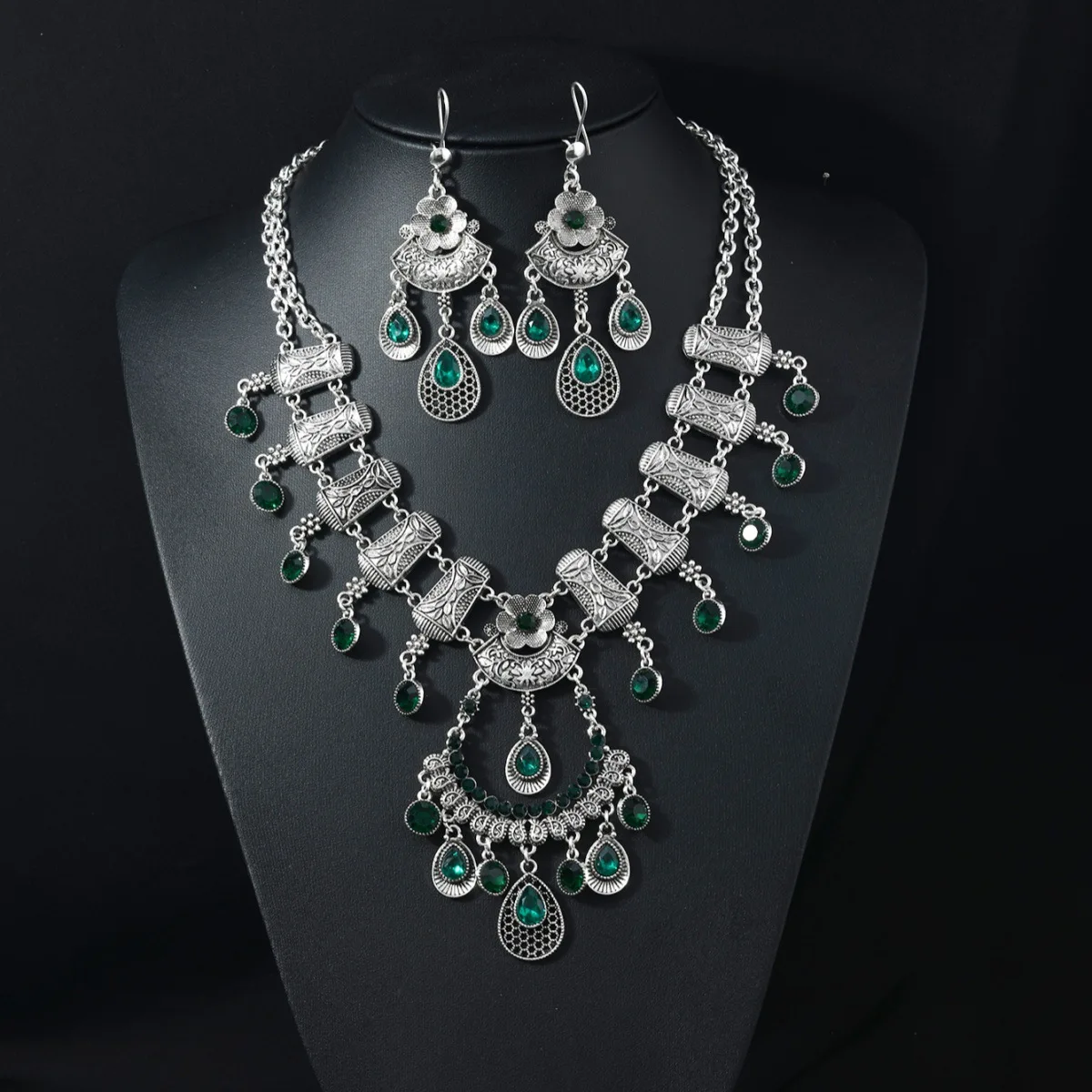 Retro Court Style Exaggerated Diamond Inlaid Tassel Necklace Earrings Set Women Light Luxury Elegant Wedding Dinner Party Jewelr
Retro Court Style Exaggerated Diamond Inlaid Tassel Necklace Earrings Set Women Light Luxury Elegant Wedding Dinner Party Jewelr