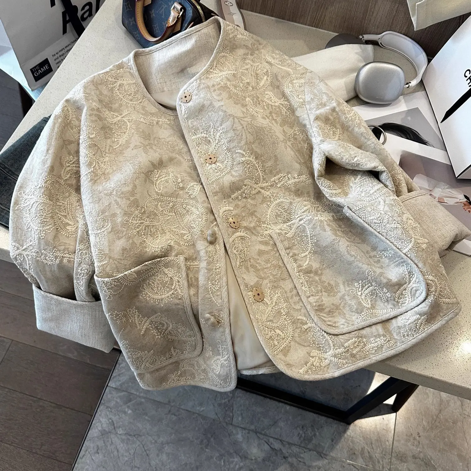 Women's Chinese Style Embroidered Round Neck Jacket Autumn Winter Outerwear Loose Casual Female Long Sleeves Thin Coat
Women's Chinese Style Embroidered Round Neck Jacket Autumn Winter Outerwear Loose Casual Female Long Sleeves Thin Coat