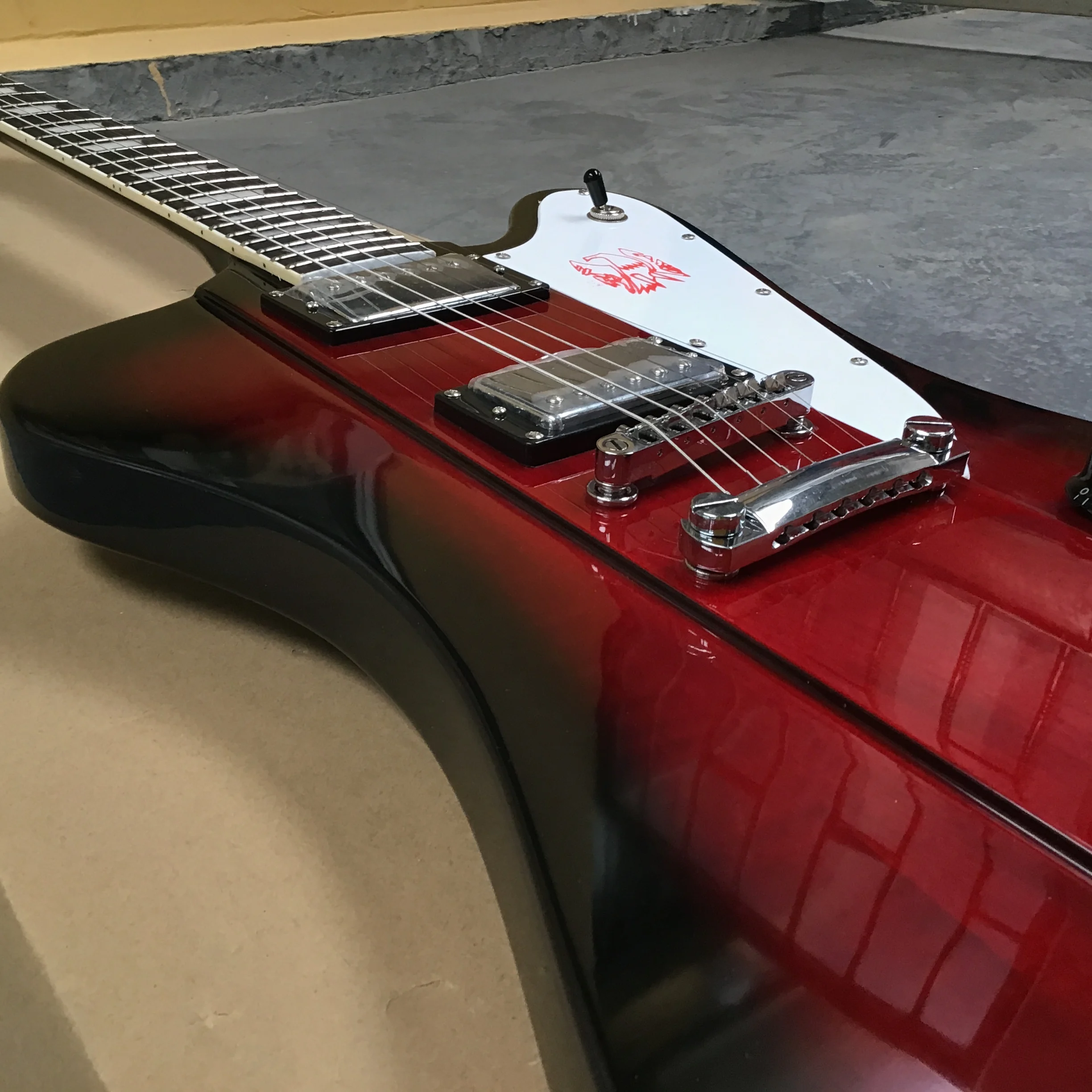 Factory sales 6-string electric guitar, sunset color body, color matching neck, can be customized,perfedt gift
Factory sales 6-string electric guitar, sunset color body, color matching neck, can be customized,perfedt gift