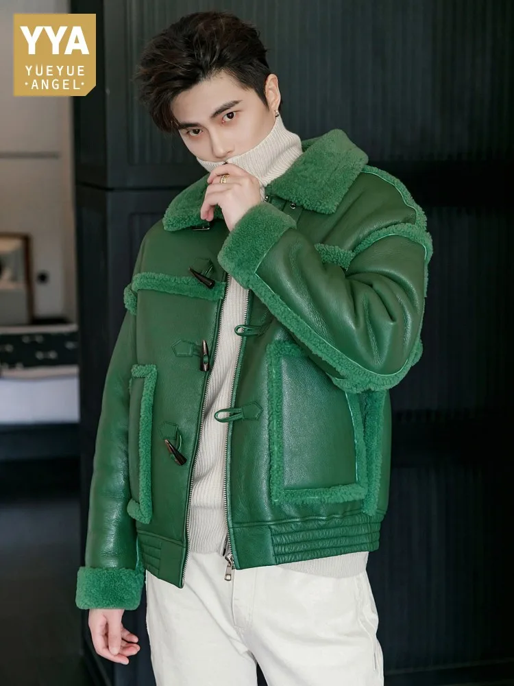Designer Mens Real Fur Winter Warm Thicken Wool Lining Fashion Horn Button Zipper High Street Motorcycle Shearling Coat Male
Designer Mens Real Fur Winter Warm Thicken Wool Lining Fashion Horn Button Zipper High Street Motorcycle Shearling Coat Male