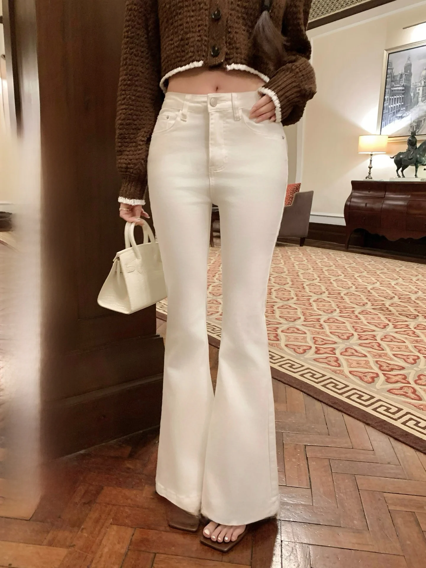 Ele White Bell Bot Jeans Women's Loose Fit Jeans Elastic Waist Padded Hip Leg a Denim Pants Casual Winter Jeans
Ele White Bell Bot Jeans Women's Loose Fit Jeans Elastic Waist Padded Hip Leg a Denim Pants Casual Winter Jeans