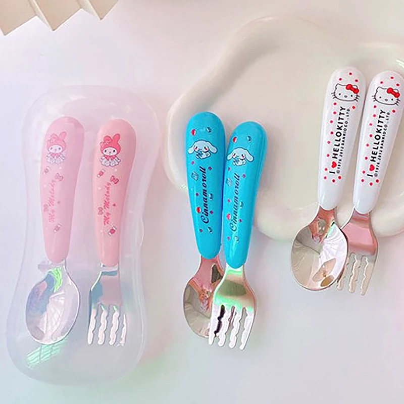 Детская ложка и вилка, набор из 2 милых мультяшных столовых приборов Hello Kitty Kawaii, портативные дорожные аксессуары
Детская ложка и вилка, набор из 2 милых мультяшных столовых приборов Hello Kitty Kawaii, портативные дорожные аксессуары