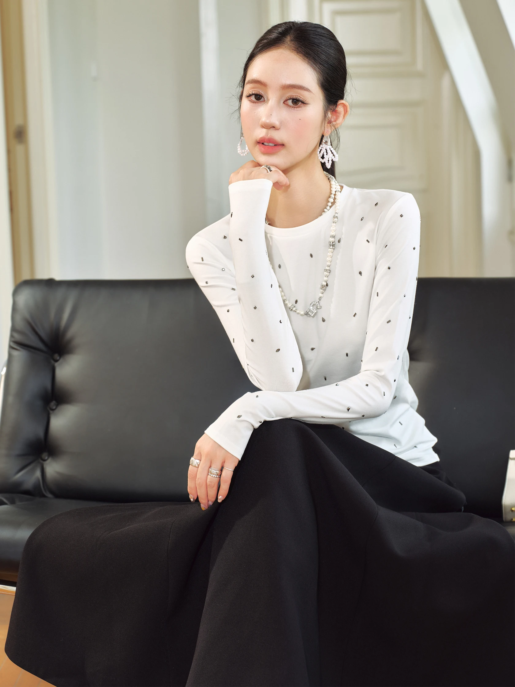 Ele White round Ne Diamond Embedded Slim Fit Long Sve Base Top Women's Casual Sle Faion Design Comfortable T-irt
Ele White round Ne Diamond Embedded Slim Fit Long Sve Base Top Women's Casual Sle Faion Design Comfortable T-irt