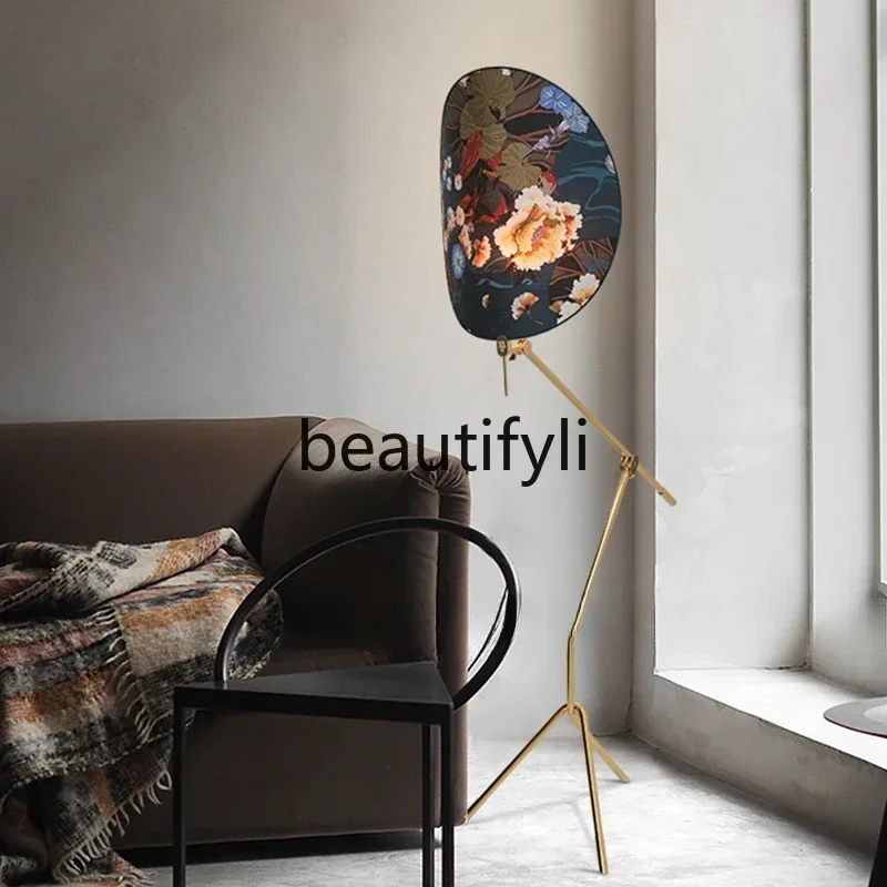 SS Creative art all-copper light luxury living room sofa side bedroom high-end floor lamp
SS Creative art all-copper light luxury living room sofa side bedroom high-end floor lamp