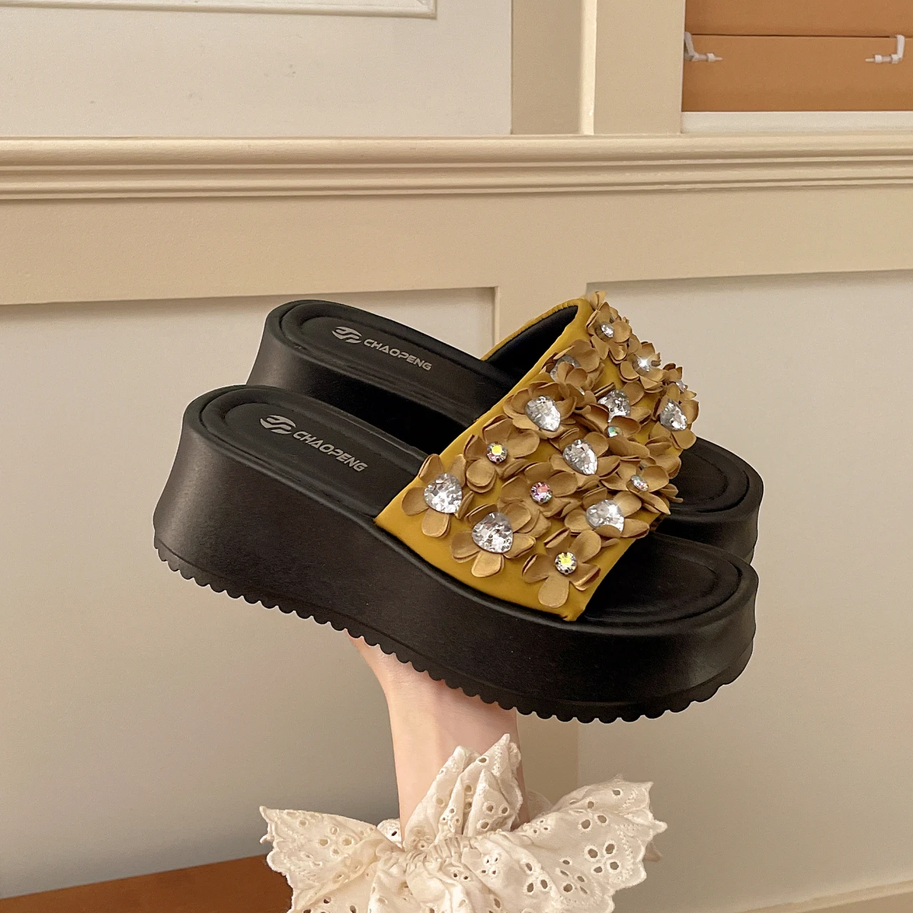 Super easy cake bottom rhinestone flower thick soled beach shoes for women, 2026 summer new height increasing straight slippers
Super easy cake bottom rhinestone flower thick soled beach shoes for women, 2026 summer new height increasing straight slippers