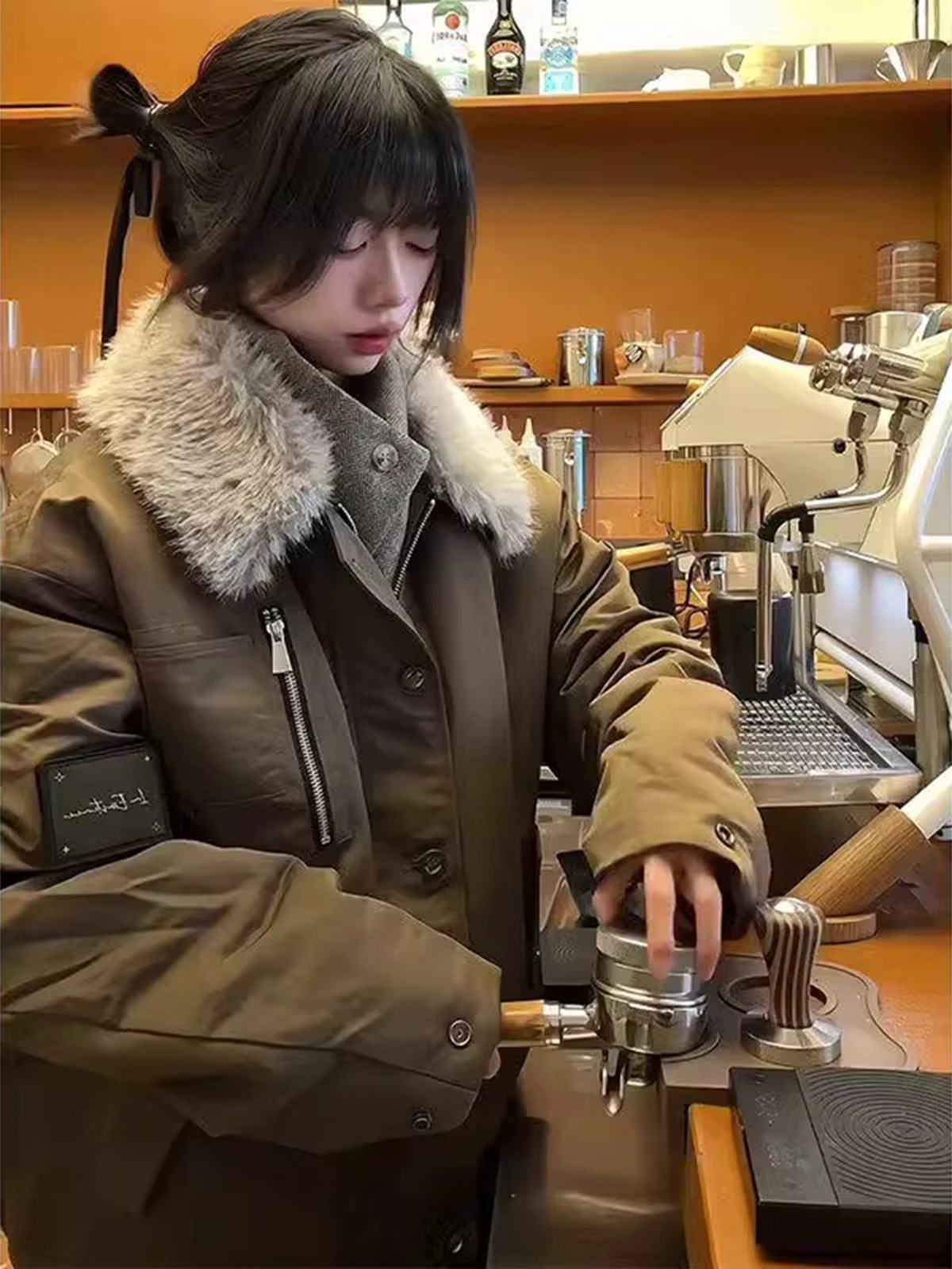 Мужская зимняя утепленная куртка с отложным воротником из хлопка и полиэстера, теплая, молодежная, повседневная, модная, с меховой отделкой, рабочая одежда
Мужская зимняя утепленная куртка с отложным воротником из хлопка и полиэстера, теплая, молодежная, повседневная, модная, с меховой отделкой, рабочая одежда