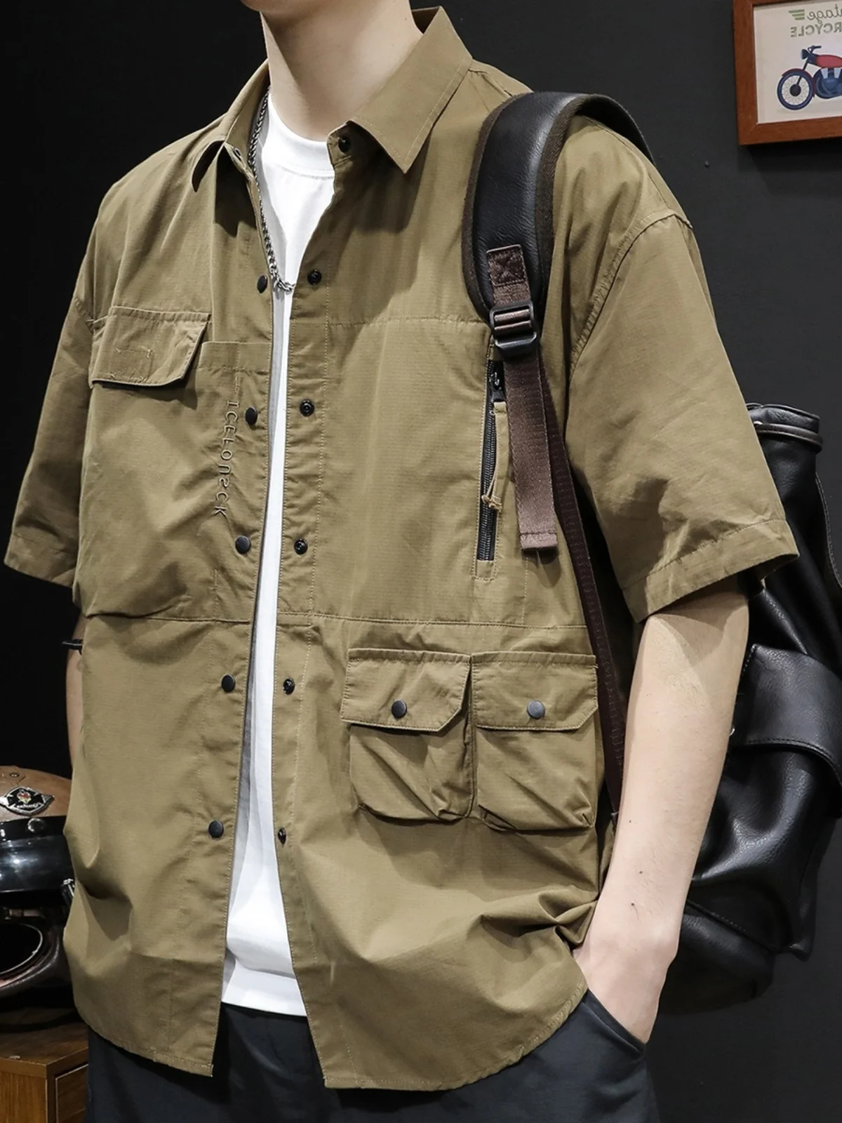 Мужская футболка свободного кроя с коротким рукавом, летняя повседневная, с несколькими карманами, в стиле рабочей одежды, модная, однотонная, с отложным воротником, в американском стиле.
Мужская футболка свободного кроя с коротким рукавом, летняя повседневная, с несколькими карманами, в стиле рабочей одежды, модная, однотонная, с отложным воротником, в американском стиле.