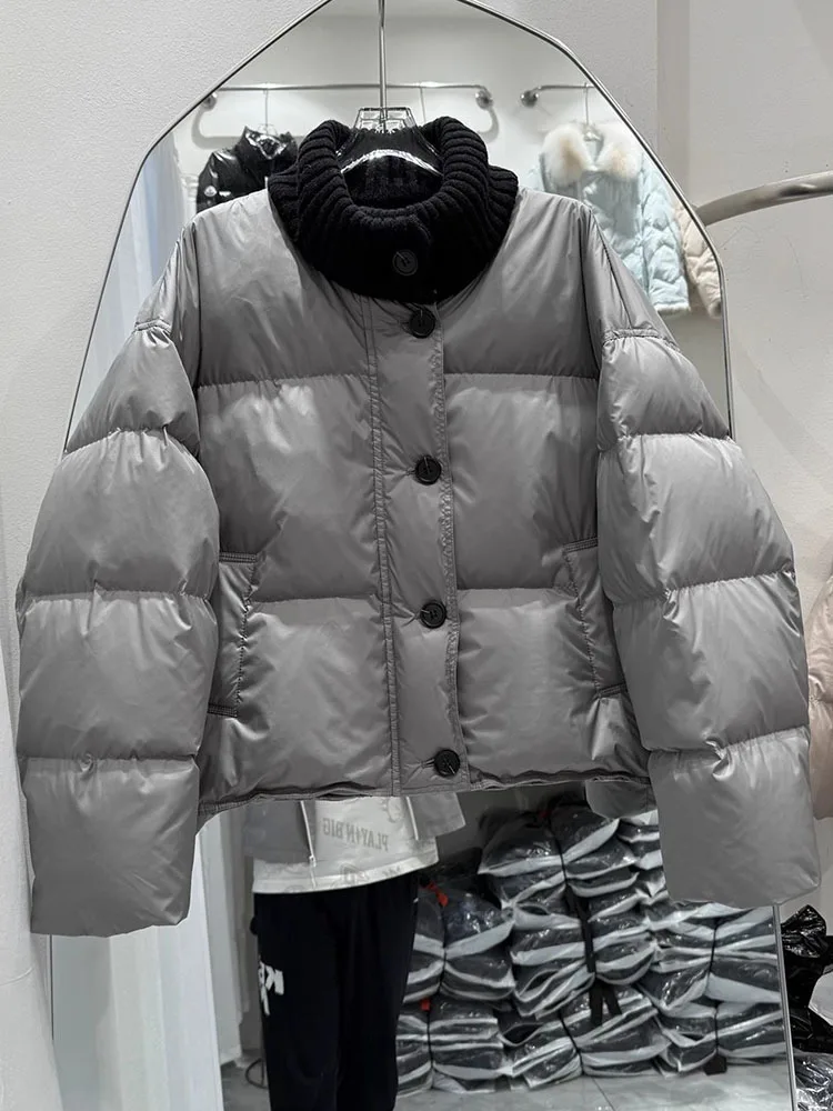 2025 Winter New Women's Short Knitted Splicing Half High Stand up Collar Thick Bread White Duck Down Warm Coat Puffer Overcoat
2025 Winter New Women's Short Knitted Splicing Half High Stand up Collar Thick Bread White Duck Down Warm Coat Puffer Overcoat