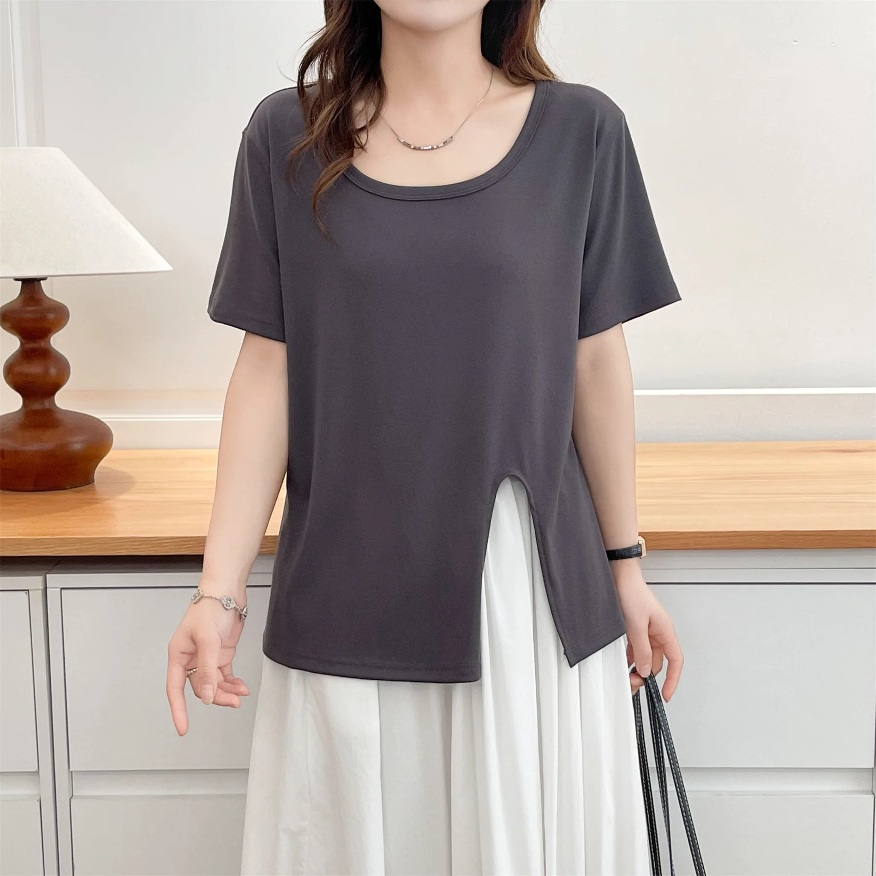 2026 Summer Plus Size Women T-shirt U-Neck Split Hem Niche Casual Short Sleeve All Match Tops For Curvy Ladies 2628
2026 Summer Plus Size Women T-shirt U-Neck Split Hem Niche Casual Short Sleeve All Match Tops For Curvy Ladies 2628