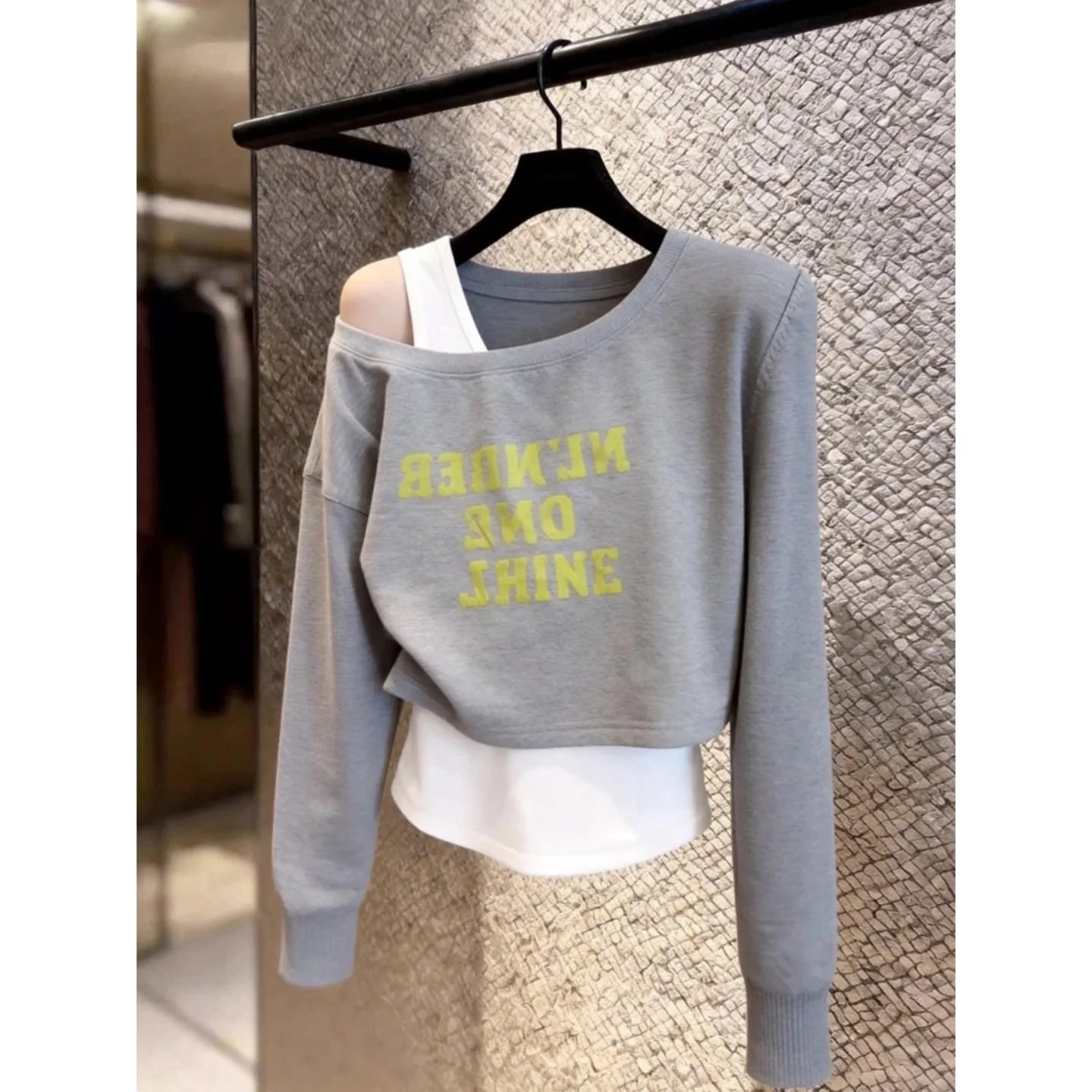Shoulder-Strap Letter Sweatshirt Set for Women White Casual Summer Outfit Long Sleeve Vest Comfortable Loose Fit Fashionable
Shoulder-Strap Letter Sweatshirt Set for Women White Casual Summer Outfit Long Sleeve Vest Comfortable Loose Fit Fashionable