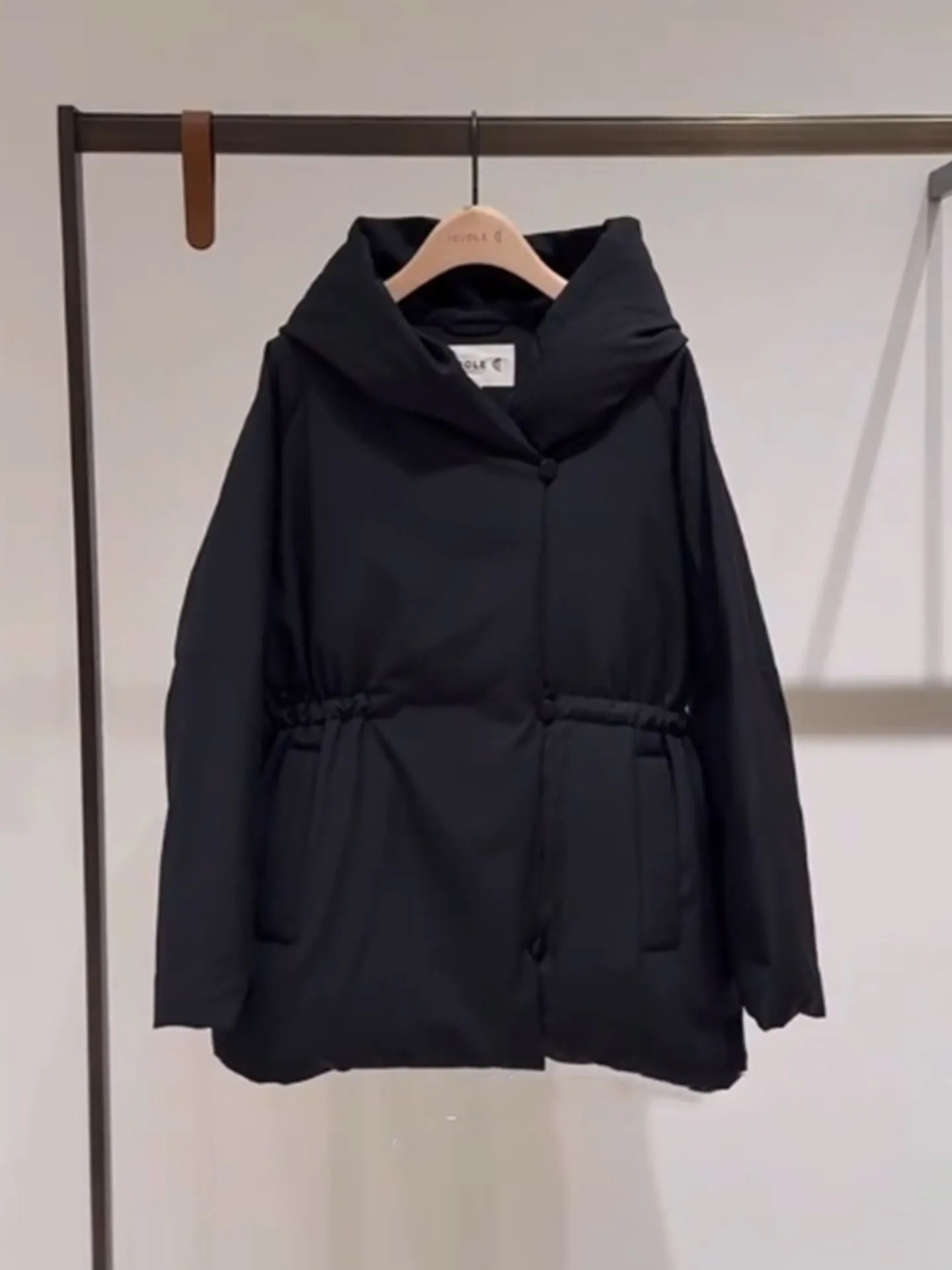 Женское пуховое пальто с капюшоном Ele Bla, зимнее пальто средней длины с застежкой на талии, верхняя одежда Sli Thiened, одежда для поездок на работу
Женское пуховое пальто с капюшоном Ele Bla, зимнее пальто средней длины с застежкой на талии, верхняя одежда Sli Thiened, одежда для поездок на работу