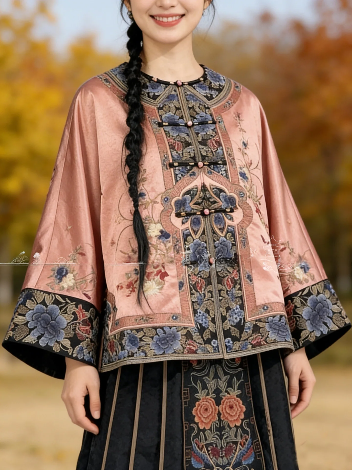 Осенняя новинка: Китайская традиционная женская верхняя одежда с тяжелой вышивкой, на пуговицах, свободного кроя, стройнящая, универсальная, для женщин.
Осенняя новинка: Китайская традиционная женская верхняя одежда с тяжелой вышивкой, на пуговицах, свободного кроя, стройнящая, универсальная, для женщин.