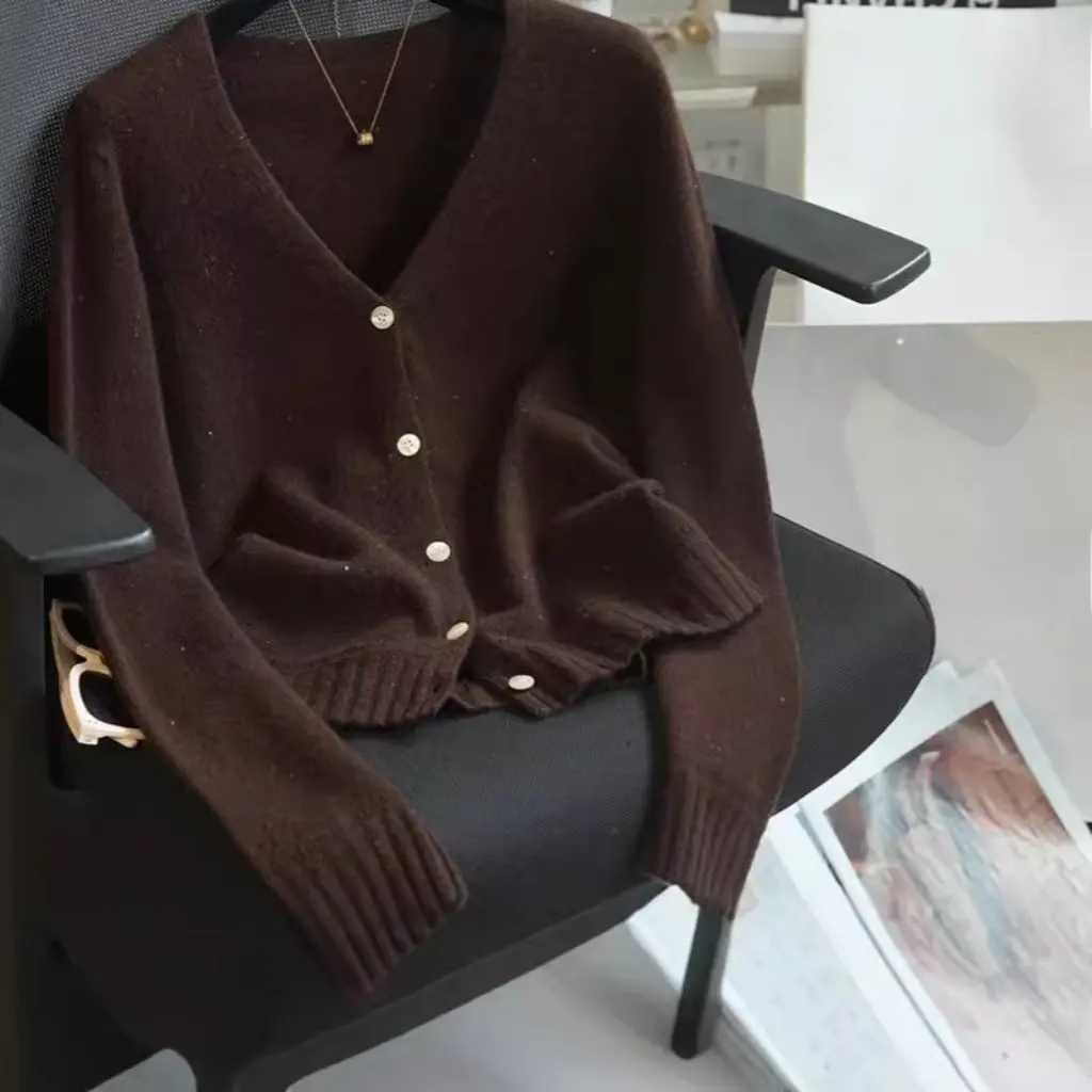 Women's Colored Yarn 100% Wool Seamless V-neck Long Sleeve Knitted Cardigan Base Shirt for Autumn And Winter
Women's Colored Yarn 100% Wool Seamless V-neck Long Sleeve Knitted Cardigan Base Shirt for Autumn And Winter
